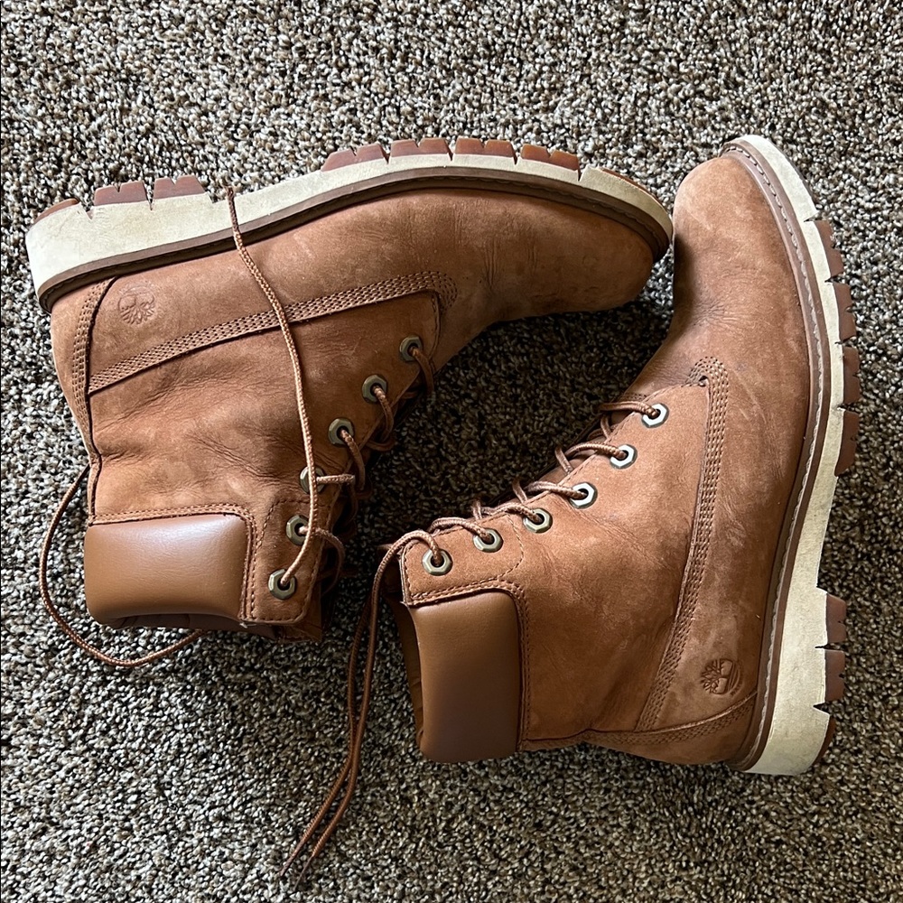 Timberland Women’s Tan Leather Hiking boots size 8